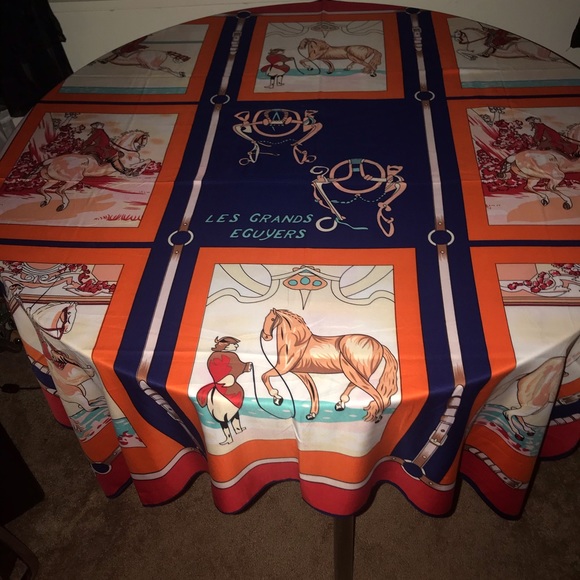 WONDERFUL-NEW 100% SILK SHAWL/SCARF- HORSES - Picture 1 of 5